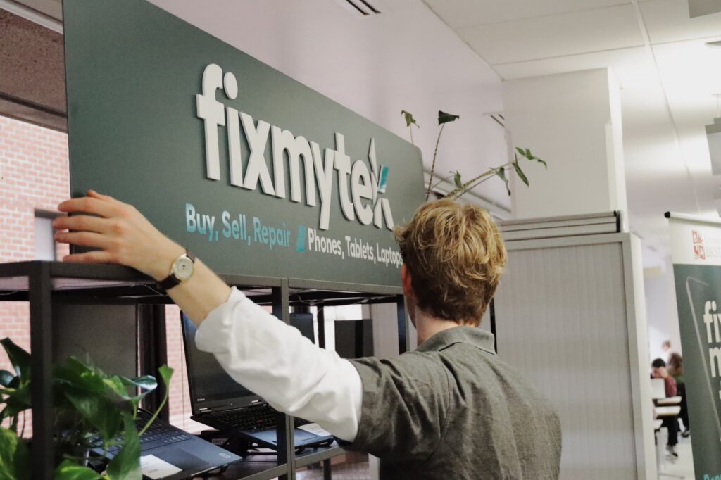 Image of FixMyTek sign at university of bristol shop